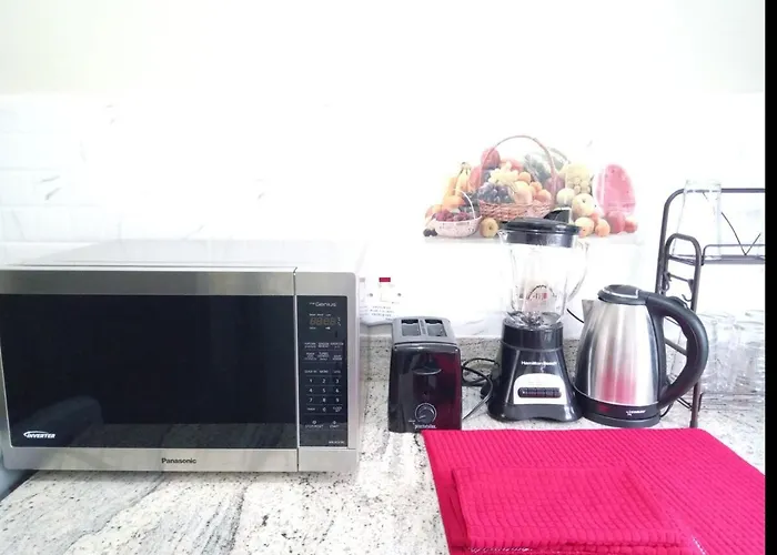 Mirando Place #7---beach Club Access, ,pool, Hottub, Gym,3 Lounges, #7, Airport 10 Minutes Apartment