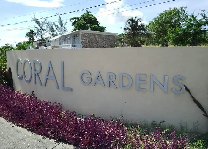 Mirando Place #7---beach Club Access, ,pool, Hottub, Gym,3 Lounges, #7, Airport 10 Minutes * Montego Bay